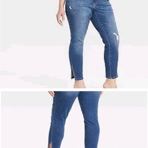NWT Ava&Viv women’s stretch mid-rise skinny plus jeans. Medium wash. Size 24W
